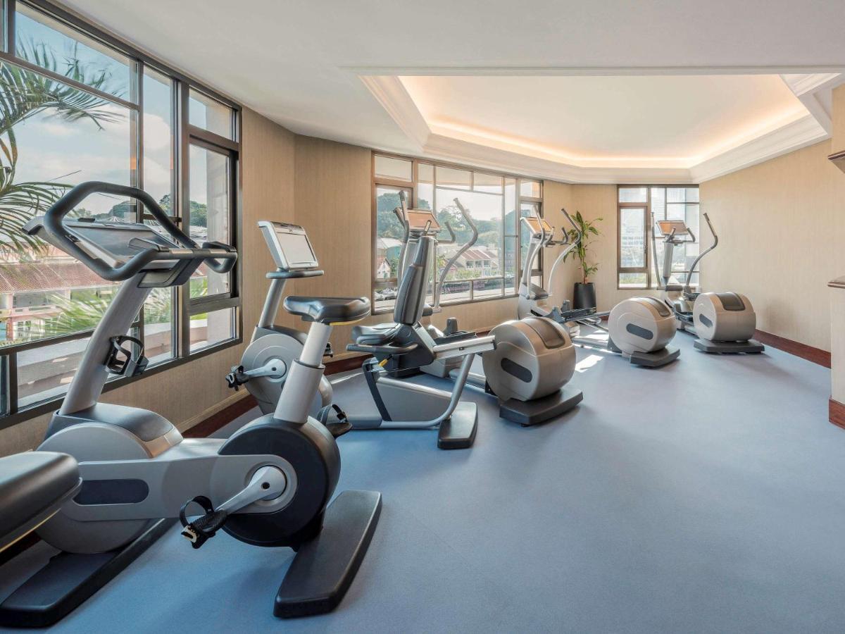 Paradox Singapore Merchant Court At Clarke Quay المظهر الخارجي الصورة The photo shows a gym or fitness room equipped with various exercise machines. There are stationary bikes, elliptical trainers, and a multi-gym machine for strength training. Large windows allow natural light to fill the space, offering a view of the