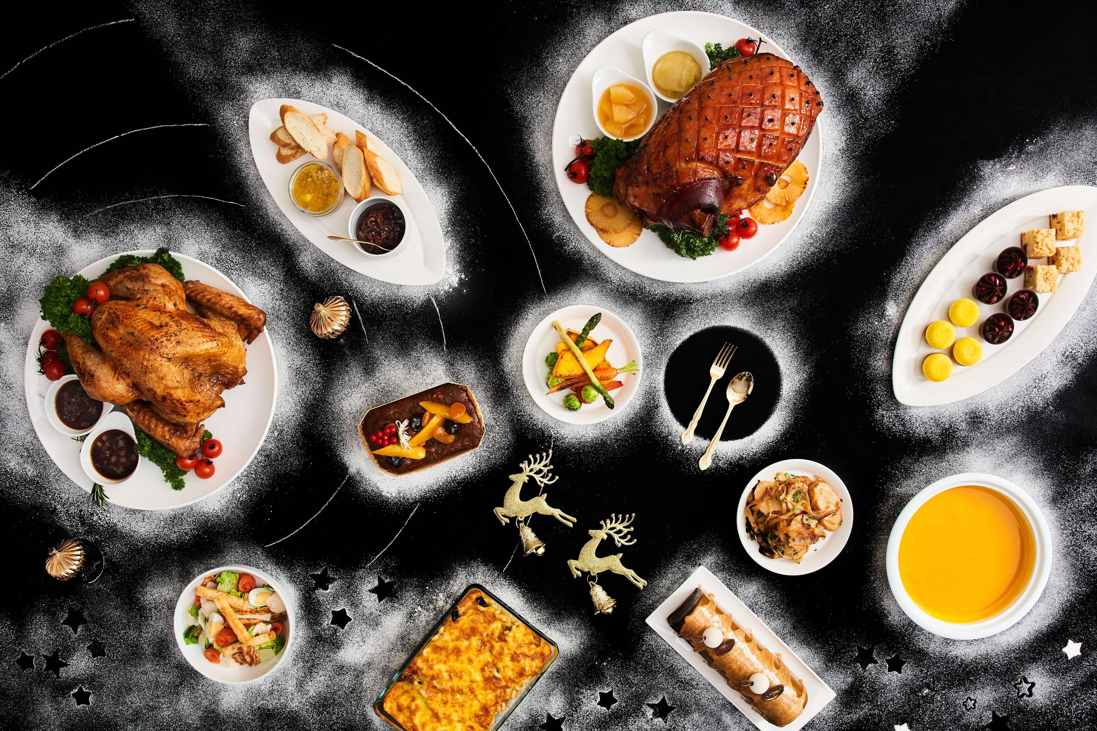 Paradox Singapore Merchant Court At Clarke Quay المظهر الخارجي الصورة The photo depicts a variety of dishes arranged artistically on a dark backdrop. In the center, there is a large roasted ham, garnished with herbs. Surrounding it are several plates featuring a whole roasted chicken, a colorful vegetable medley, and a